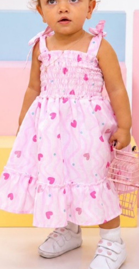 Niña vistiendo un conjunto Grata